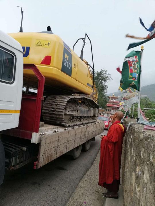 仁波切寺廟佛學院預定地位於高山3500-4000公尺上，所以開山造路及土地建造的興建費用及困難度也較為高。