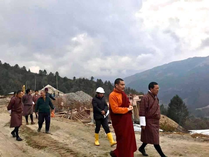 不丹的國會議長昨天4月7日特別到布薩旺度寺廟視察寺廟正在建設的大學部高級佛學院。