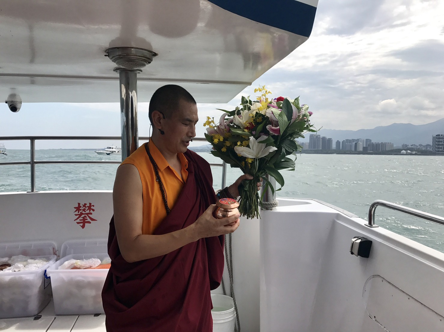 仁波切慈悲，獻龍王寶瓶及放生圓滿後，在岸邊再舉行本淨金剛灑淨來協助利益海邊眾生。
