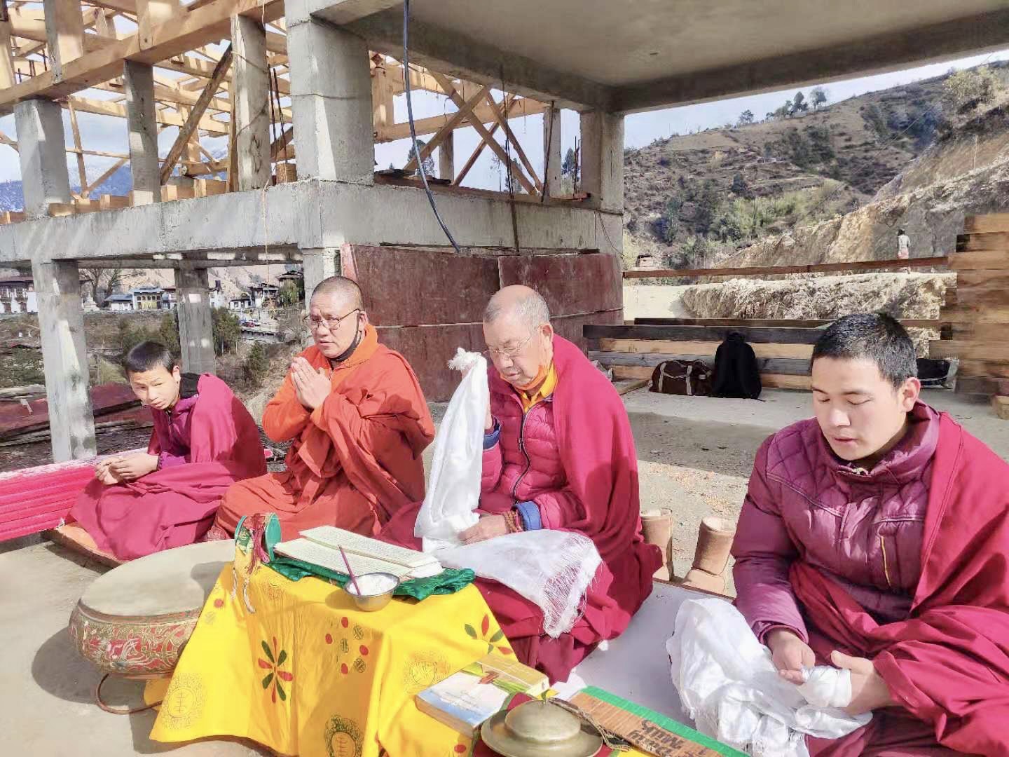 布薩旺度寺廟高級佛學院主要大樓的建築，放上屋頂的加持儀式