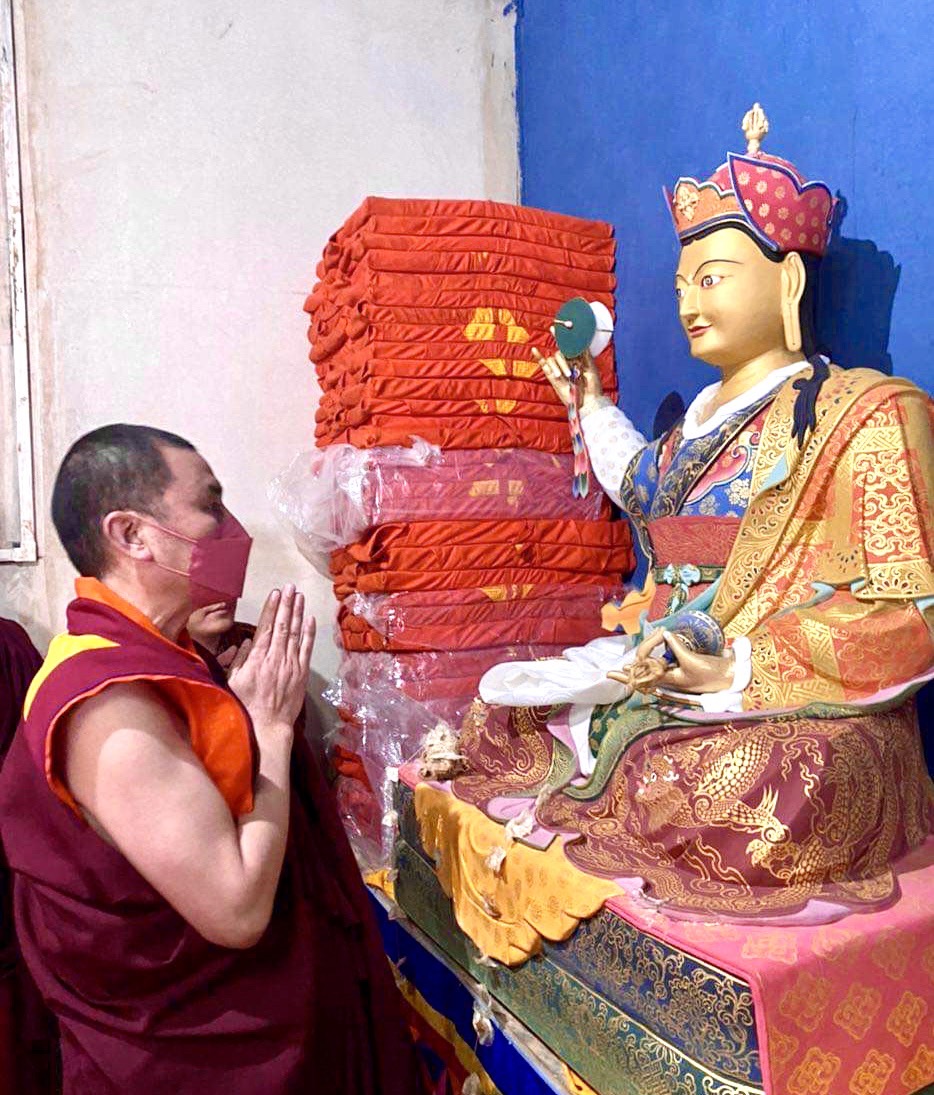 堪祖仁波切（Busa Trulku) 供養一尊伏藏王多傑林巴尊者像予Gangchu kha monastery （崗秋哈寺廟）