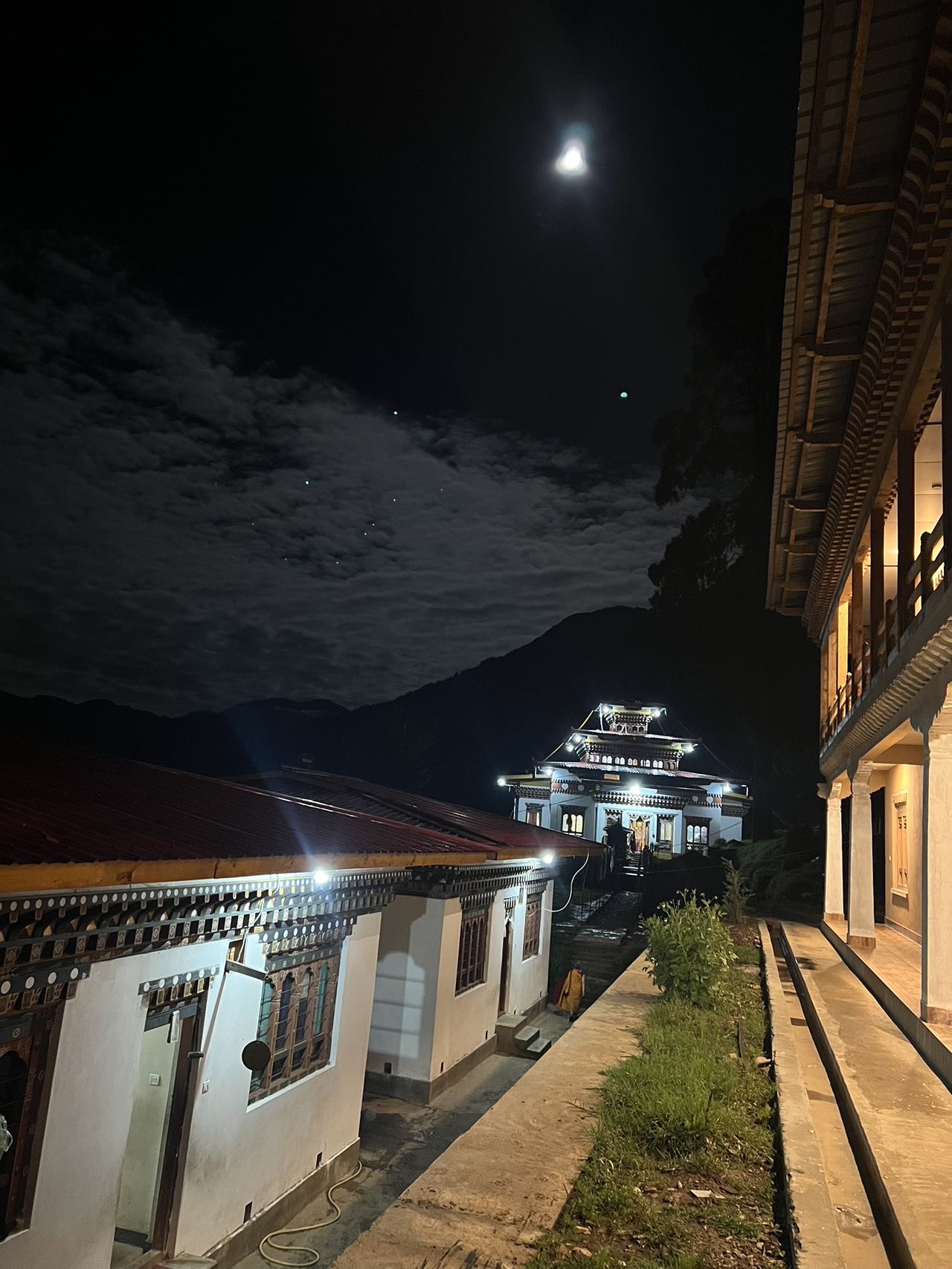 今天清晨於當秋阿尼寺的十六天千手觀音八關齋戒圓滿